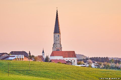 Gemeinde Zeilarn Landkreis Rottal-Inn Schildthurn Kirche aus Schmiding (Dirschl Joahnn) Deutschland PAN